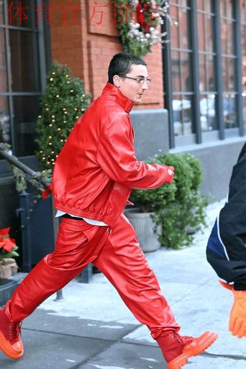 好莱坞明星“甜茶”被拍到全身红衣出行,手上戴着拜仁手套 好莱坞明星“甜茶”被拍到全身红衣出行,手上戴着拜仁手套